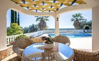 Beautiful 3-bed Villa in Faro Spool & Seaview