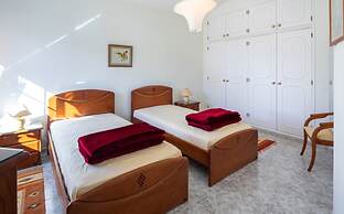 Beautiful 3-bed Villa in Faro Spool & Seaview