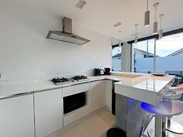 Contemporary 3bd Safari Pool Villa Near Nai Yang Beach