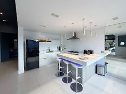 Contemporary 3bd Safari Pool Villa Near Nai Yang Beach