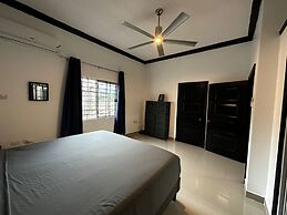 Luxury Living Modern & Contemporary Home With Brand New Pool in Manor 