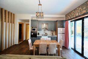 2 Bedroom Private Villa With Infinity Pool and Sea View