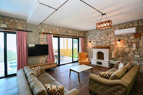 2 Bedroom Private Villa With Infinity Pool and Sea View