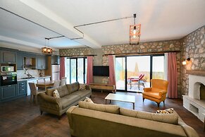 2 Bedroom Private Villa With Infinity Pool and Sea View