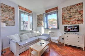 La Voce Del Lago Pied Dans L' Eau