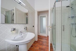 La Voce Del Lago Pied Dans L' Eau