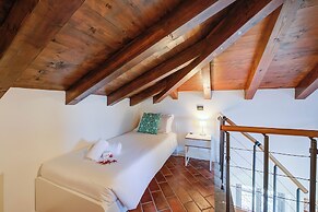 La Voce Del Lago Pied Dans L' Eau