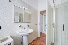 La Voce Del Lago Pied Dans L' Eau