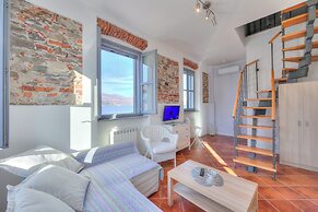 La Voce Del Lago Pied Dans L' Eau