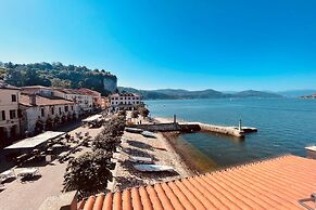 La Voce Del Lago Pied Dans L' Eau