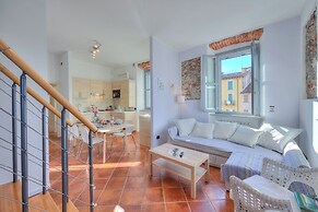 La Voce Del Lago Pied Dans L' Eau