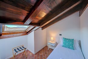 La Voce Del Lago Pied Dans L' Eau