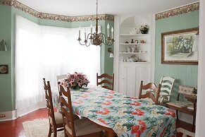 5449 Emerald 5 Bedroom Home by RedAwning