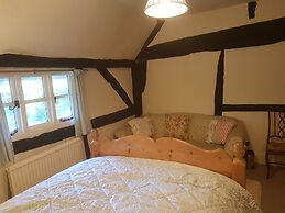 Delightful 3 bed Thatched Cottage Near Winchester