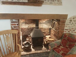 Delightful 3 bed Thatched Cottage Near Winchester