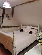 Delightful 3 bed Thatched Cottage Near Winchester