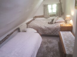 Delightful 3 bed Thatched Cottage Near Winchester