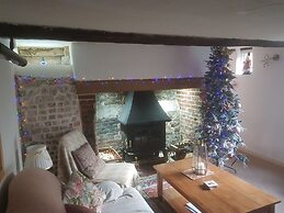 Delightful 3 bed Thatched Cottage Near Winchester