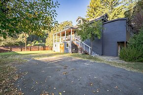 Pet’s FREE! Modern luxury steps from Russian River by Redawning