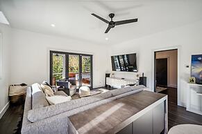 Pet’s FREE! Modern luxury steps from Russian River by Redawning