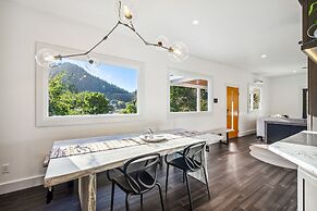 Pet’s FREE! Modern luxury steps from Russian River by Redawning