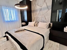 High End & City View by FeelHome