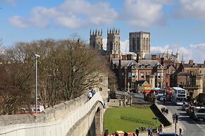 Immaculate 4-bed Private Luxury Lodge Near York