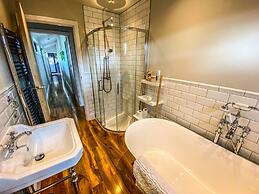 Immaculate 4-bed Private Luxury Lodge Near York