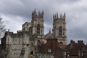 Immaculate 4-bed Private Luxury Lodge Near York