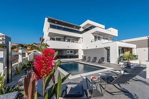 Villa Magnifica Apartments with pool