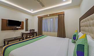 Treebo Aaravi Residency, 800 Mtrs From Promenade Beach