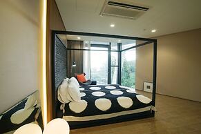 Jeju Bom Stay & Art Gallery