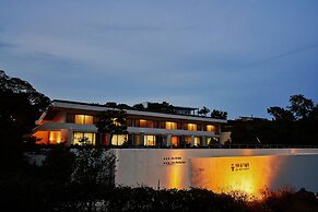 Jeju Bom Stay & Art Gallery