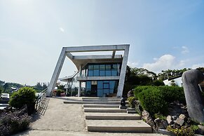 Jeju Bom Stay & Art Gallery