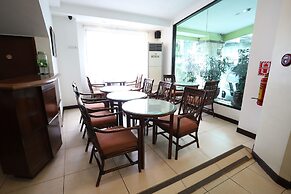 OYO 210 Apple Tree Suites