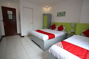 OYO 210 Apple Tree Suites