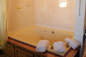 Sybaris Pool Suites Mequon