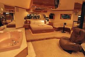Sybaris Pool Suites Mequon