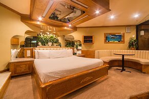 Sybaris Pool Suites Mequon