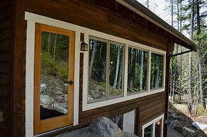 Glacier Guides Lodge