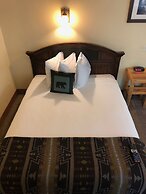 Glacier Guides Lodge