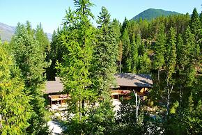 Glacier Guides Lodge