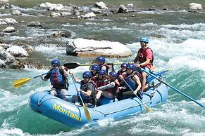 Glacier Guides Lodge