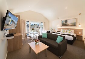 Boathouse Resort Studios & Suites