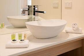 Boathouse Resort Studios & Suites