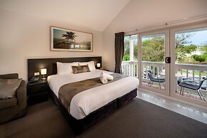 Boathouse Resort Studios & Suites