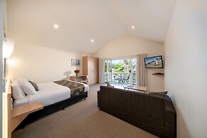 Boathouse Resort Studios & Suites