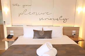 Boathouse Resort Studios & Suites