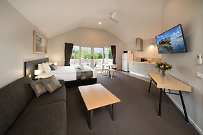 Boathouse Resort Studios & Suites