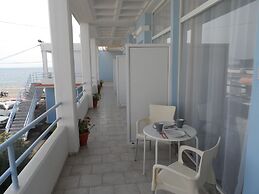 Seafront Studios & Apartments